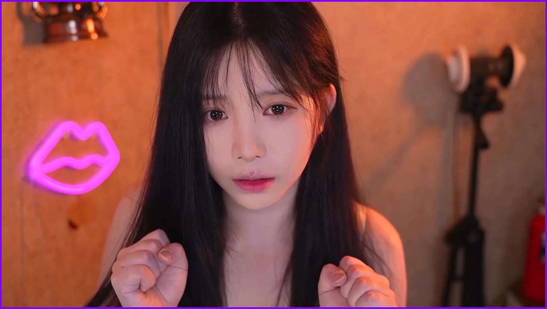 YoonyingASMR身处一个被囚禁的房间里