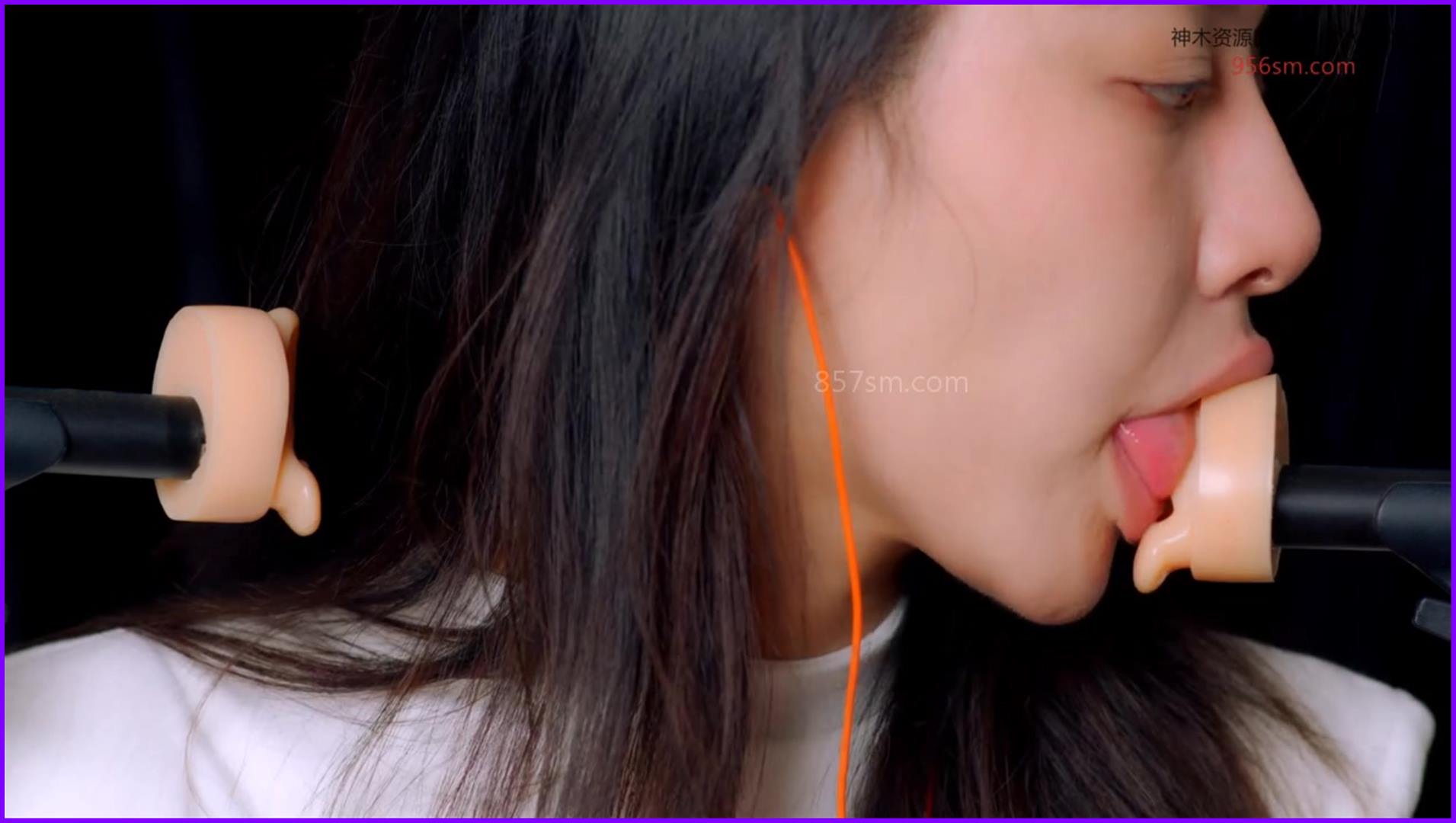 小萌ASMR白衣舔耳丝足按摩